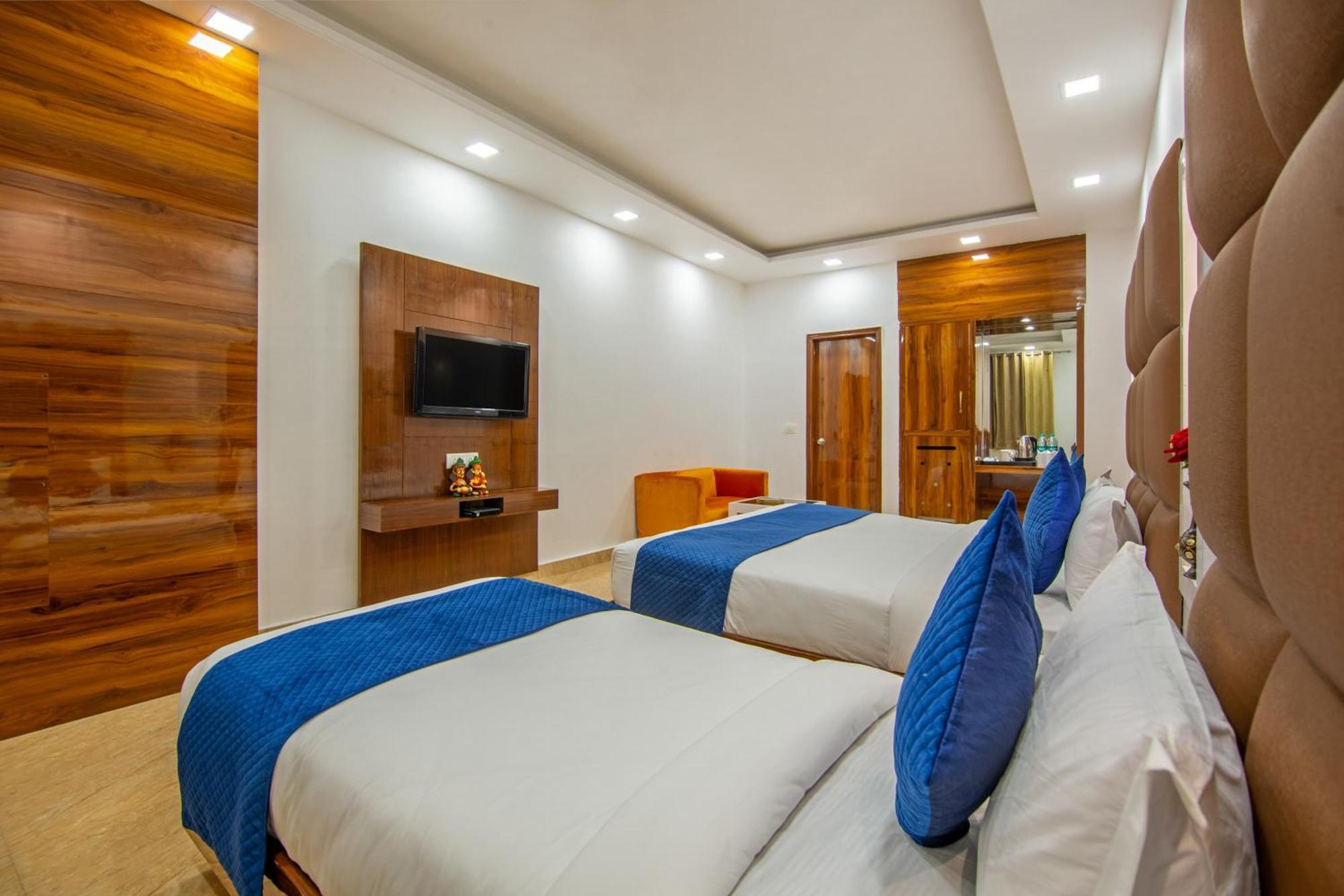 Rahul Palace By Golden Tree Near Metro Station And Ajmal Khan Market Nueva Delhi Exterior foto