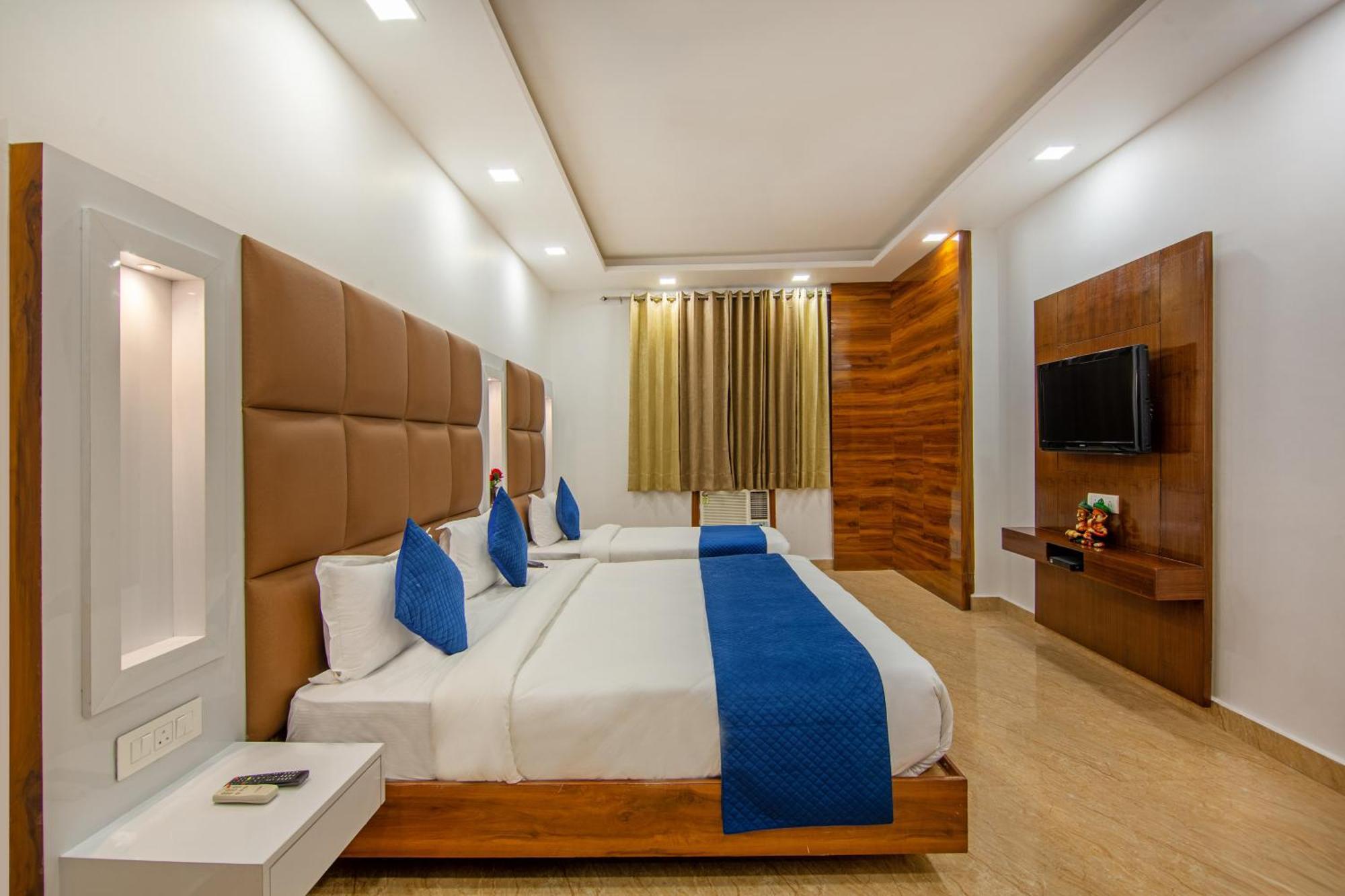 Rahul Palace By Golden Tree Near Metro Station And Ajmal Khan Market Nueva Delhi Exterior foto