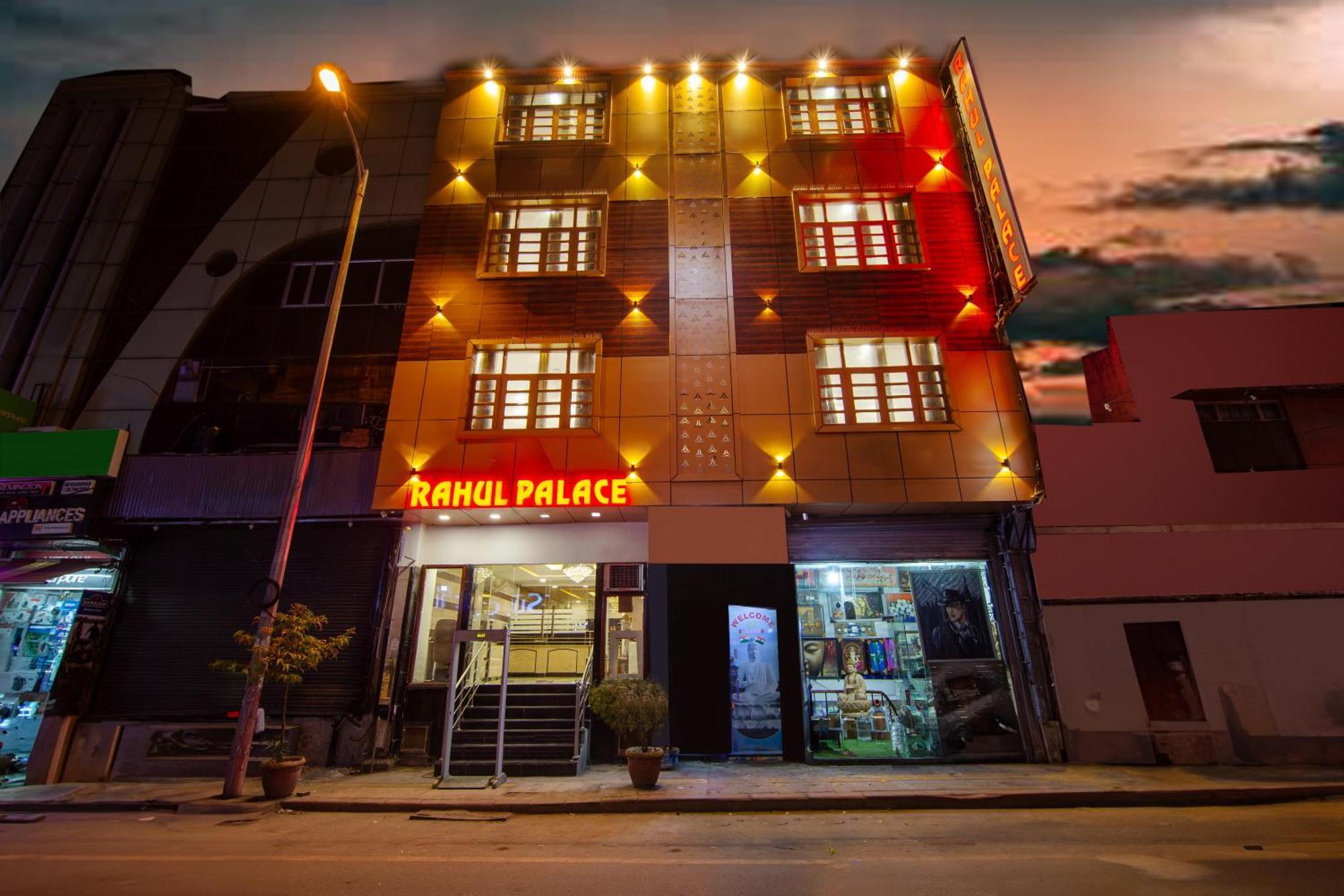 Rahul Palace By Golden Tree Near Metro Station And Ajmal Khan Market Nueva Delhi Exterior foto