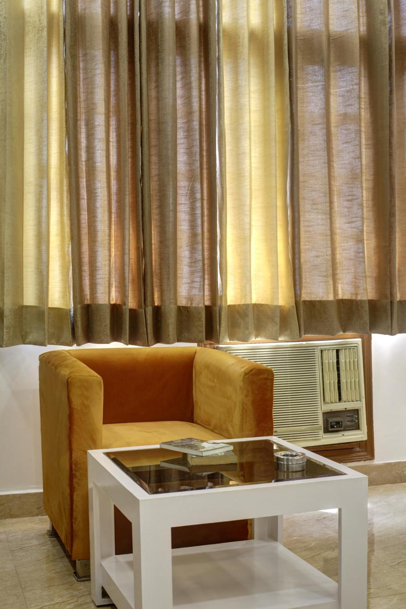 Rahul Palace By Golden Tree Near Metro Station And Ajmal Khan Market Nueva Delhi Exterior foto