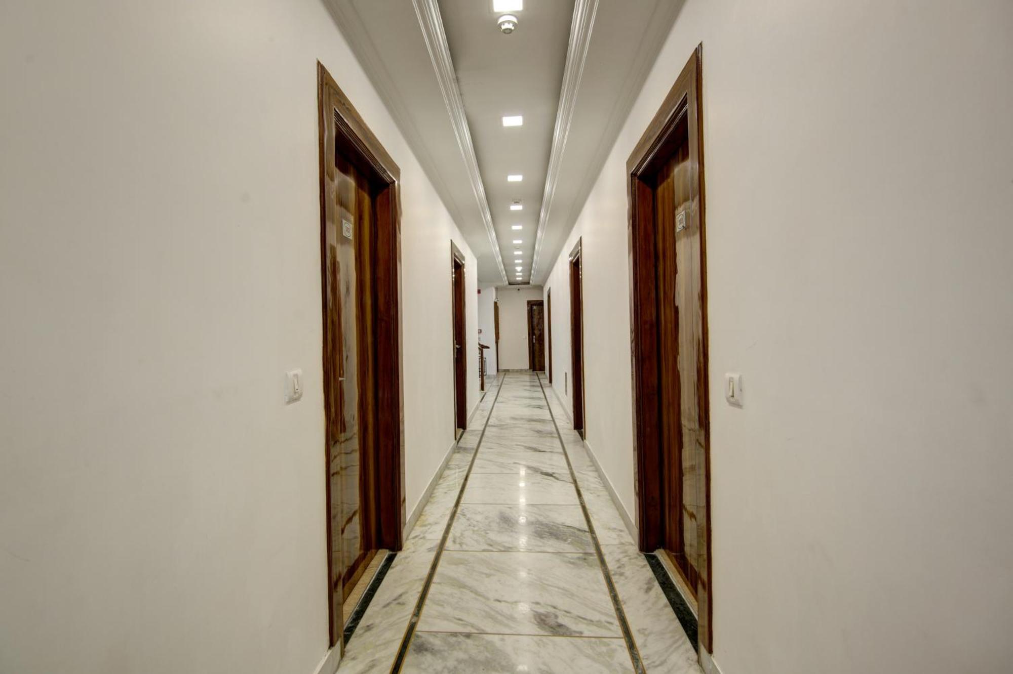 Rahul Palace By Golden Tree Near Metro Station And Ajmal Khan Market Nueva Delhi Exterior foto