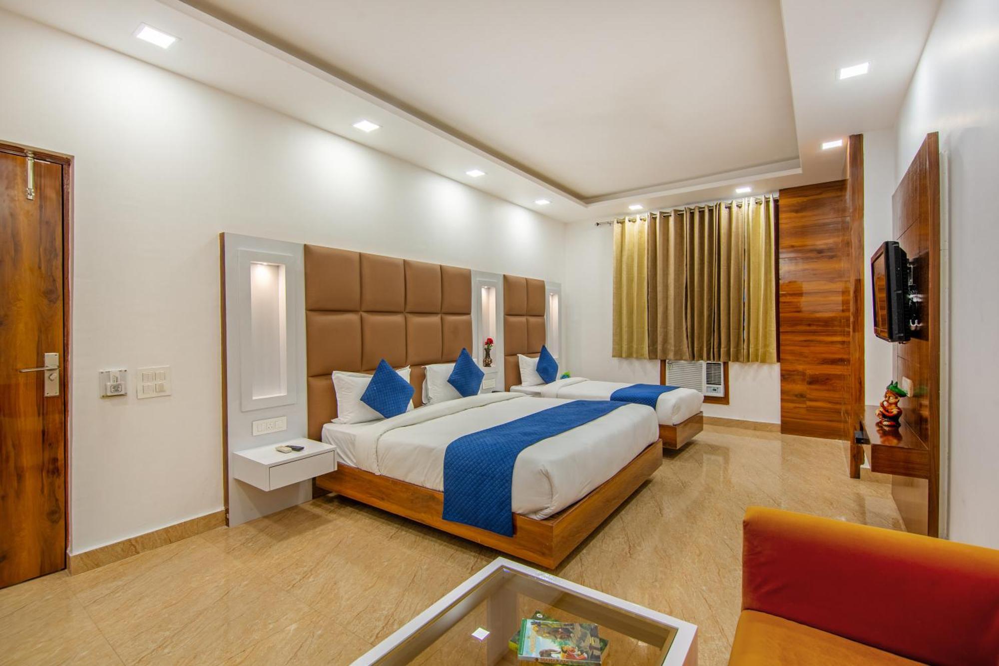 Rahul Palace By Golden Tree Near Metro Station And Ajmal Khan Market Nueva Delhi Exterior foto
