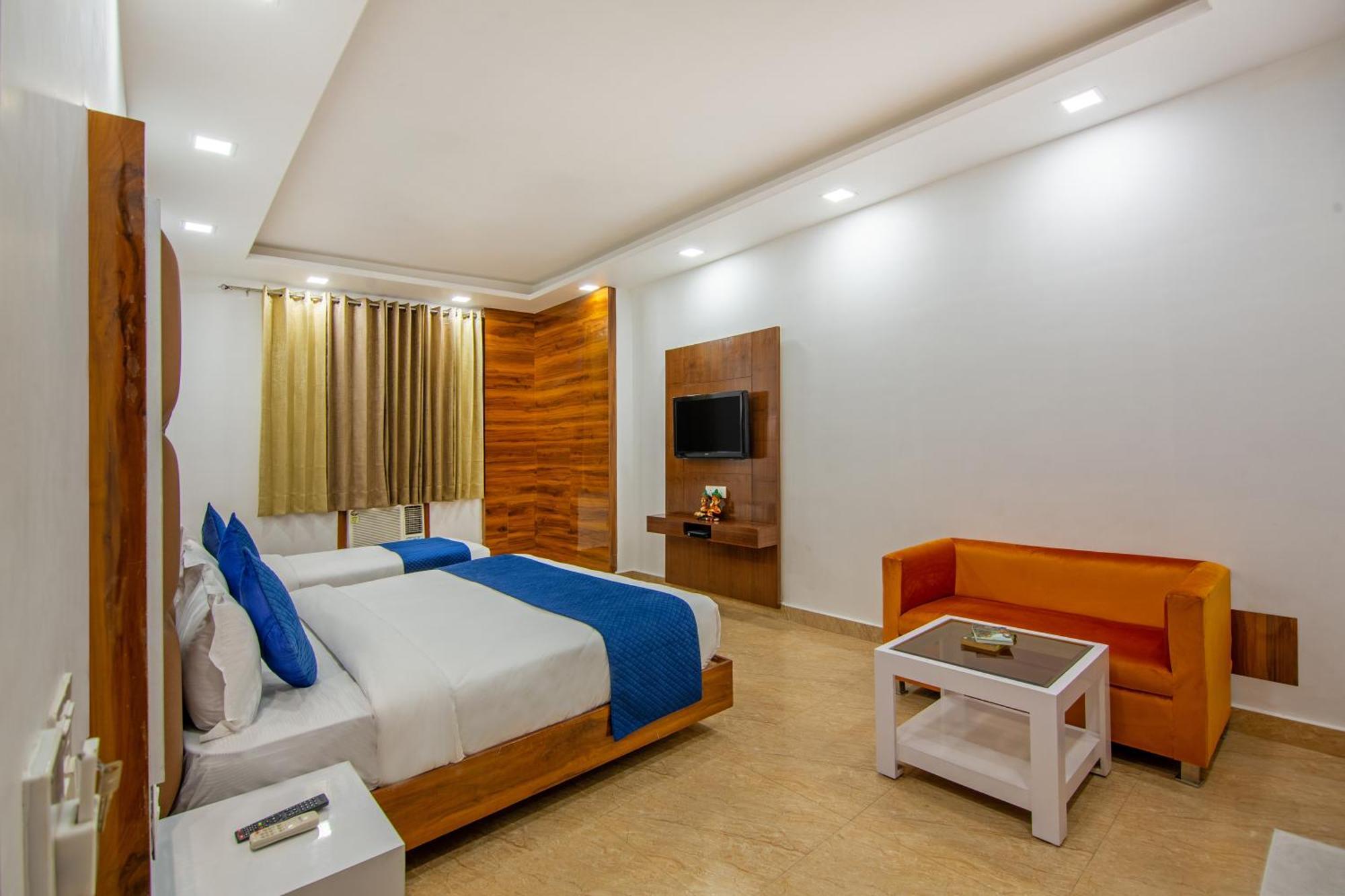 Rahul Palace By Golden Tree Near Metro Station And Ajmal Khan Market Nueva Delhi Exterior foto