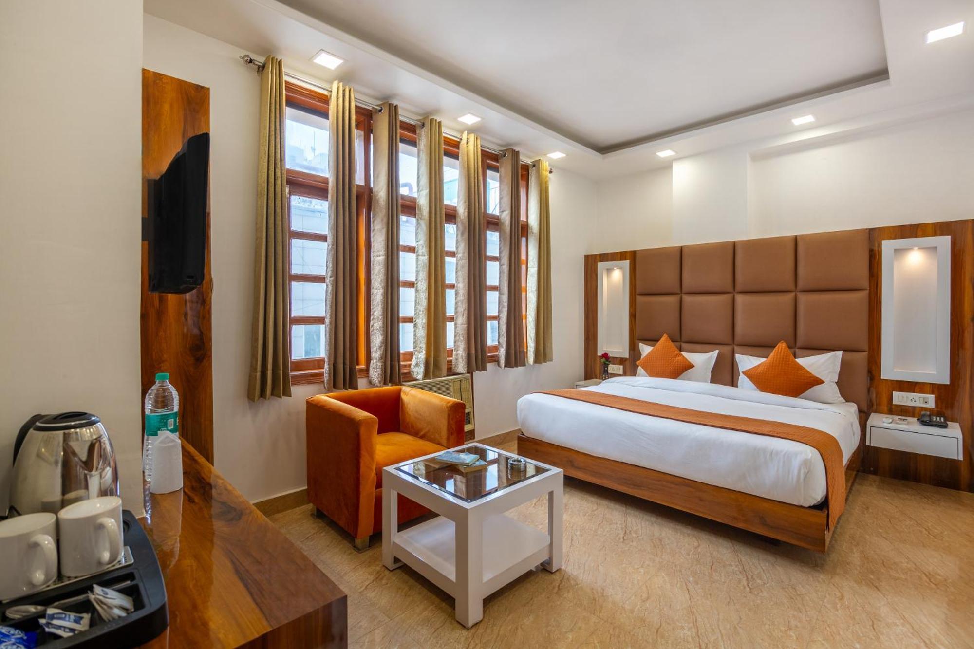 Rahul Palace By Golden Tree Near Metro Station And Ajmal Khan Market Nueva Delhi Exterior foto