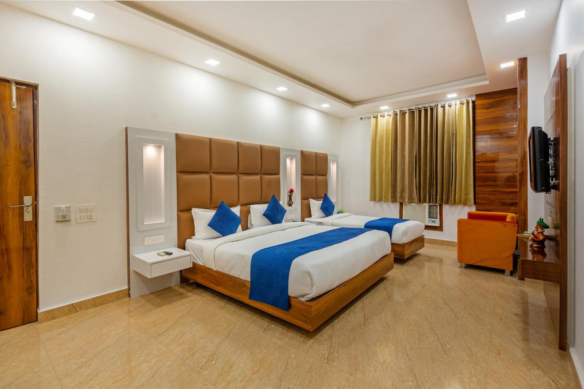 Rahul Palace By Golden Tree Near Metro Station And Ajmal Khan Market Nueva Delhi Exterior foto
