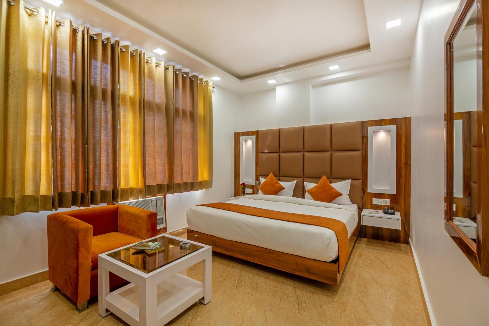 Rahul Palace By Golden Tree Near Metro Station And Ajmal Khan Market Nueva Delhi Exterior foto