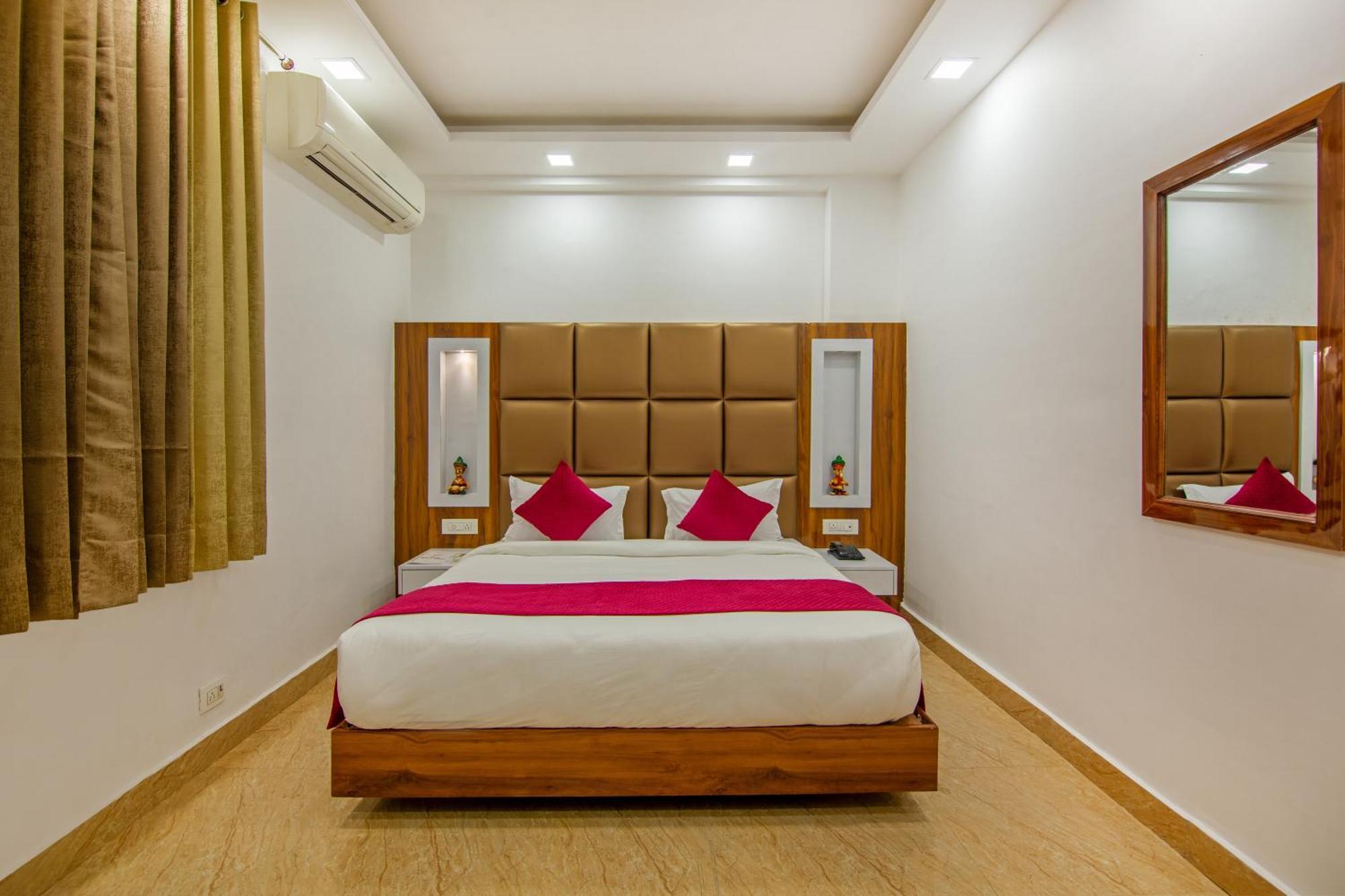 Rahul Palace By Golden Tree Near Metro Station And Ajmal Khan Market Nueva Delhi Exterior foto