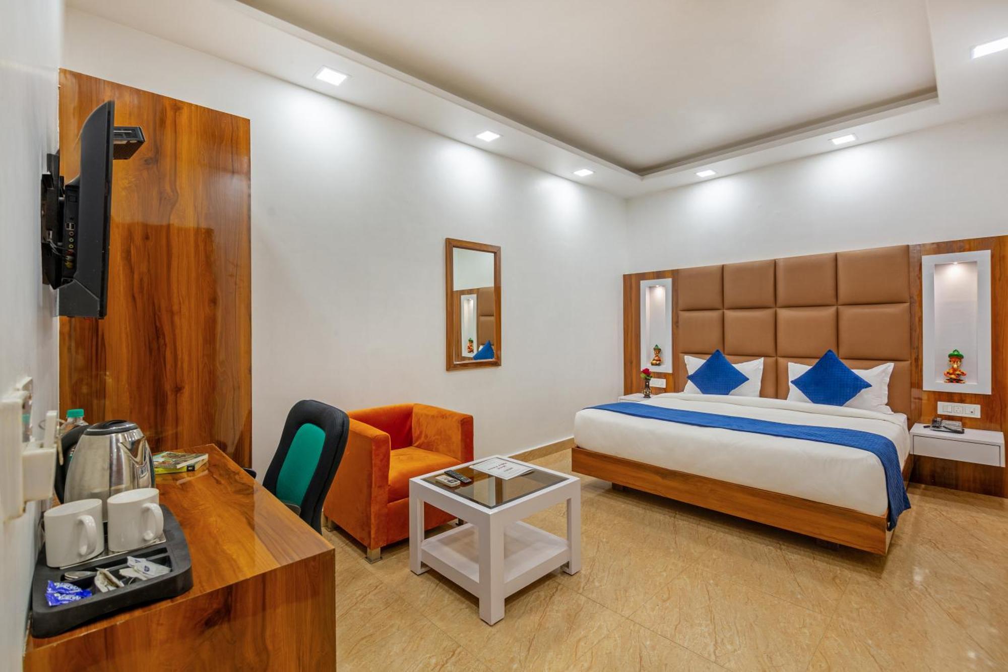 Rahul Palace By Golden Tree Near Metro Station And Ajmal Khan Market Nueva Delhi Exterior foto