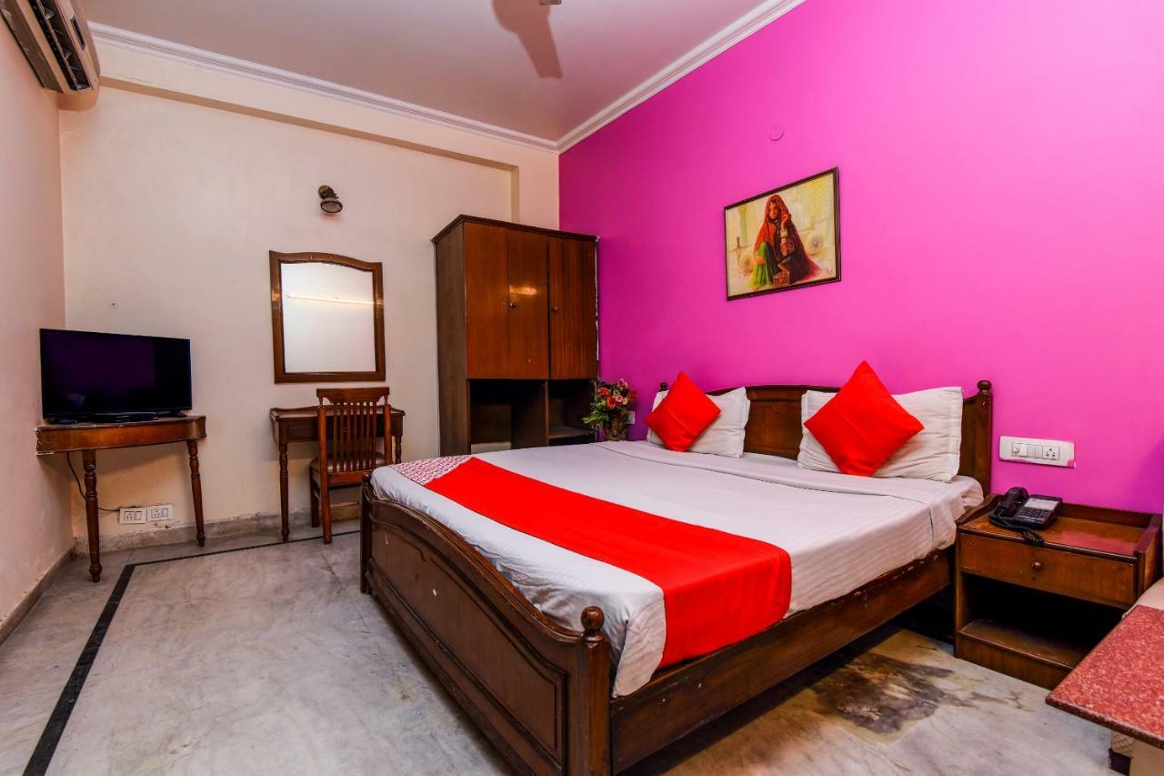Rahul Palace By Golden Tree Near Metro Station And Ajmal Khan Market Nueva Delhi Exterior foto