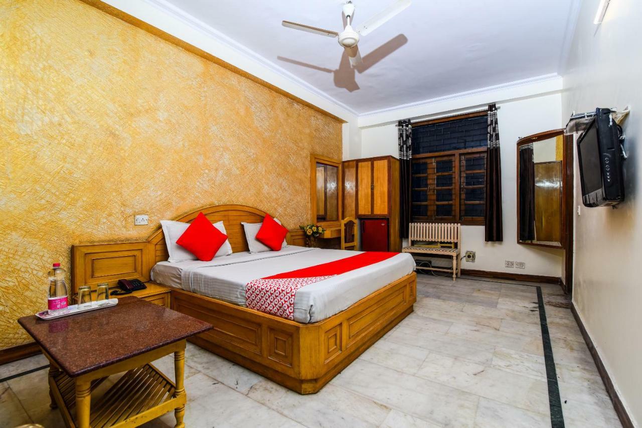 Rahul Palace By Golden Tree Near Metro Station And Ajmal Khan Market Nueva Delhi Exterior foto