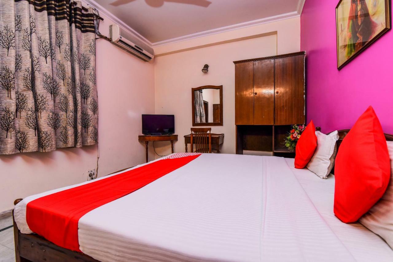Rahul Palace By Golden Tree Near Metro Station And Ajmal Khan Market Nueva Delhi Exterior foto