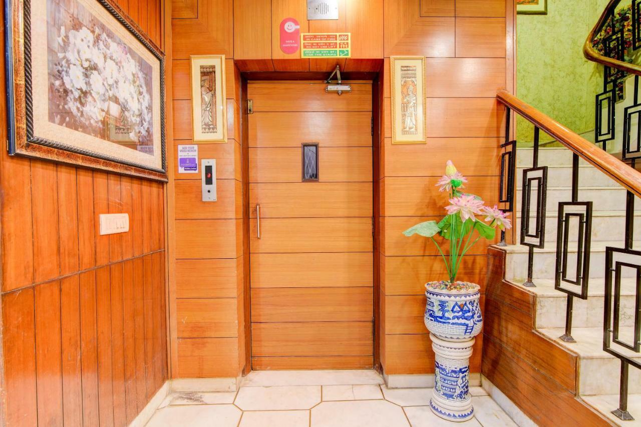 Rahul Palace By Golden Tree Near Metro Station And Ajmal Khan Market Nueva Delhi Exterior foto