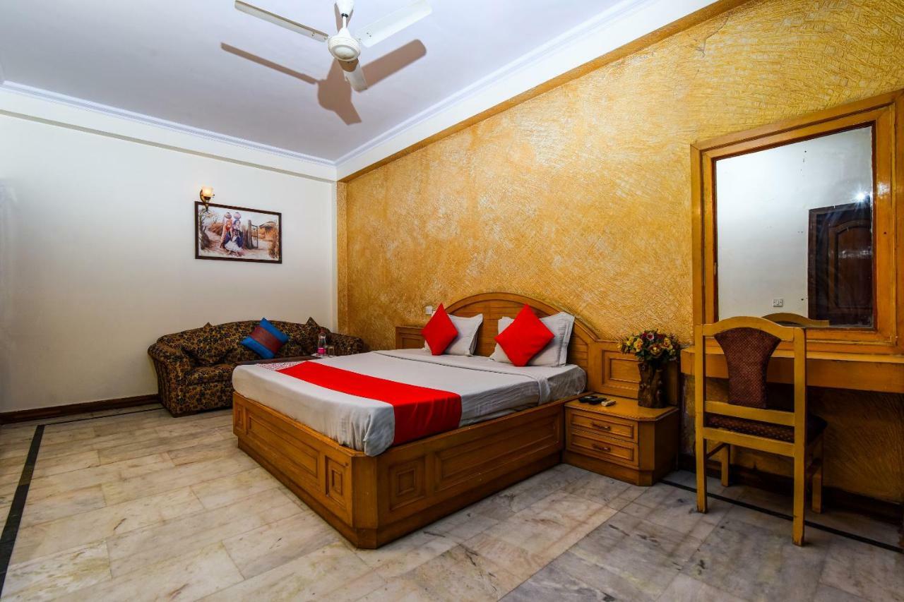Rahul Palace By Golden Tree Near Metro Station And Ajmal Khan Market Nueva Delhi Exterior foto