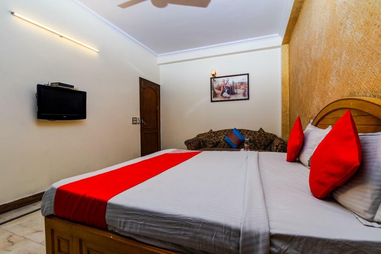 Rahul Palace By Golden Tree Near Metro Station And Ajmal Khan Market Nueva Delhi Exterior foto