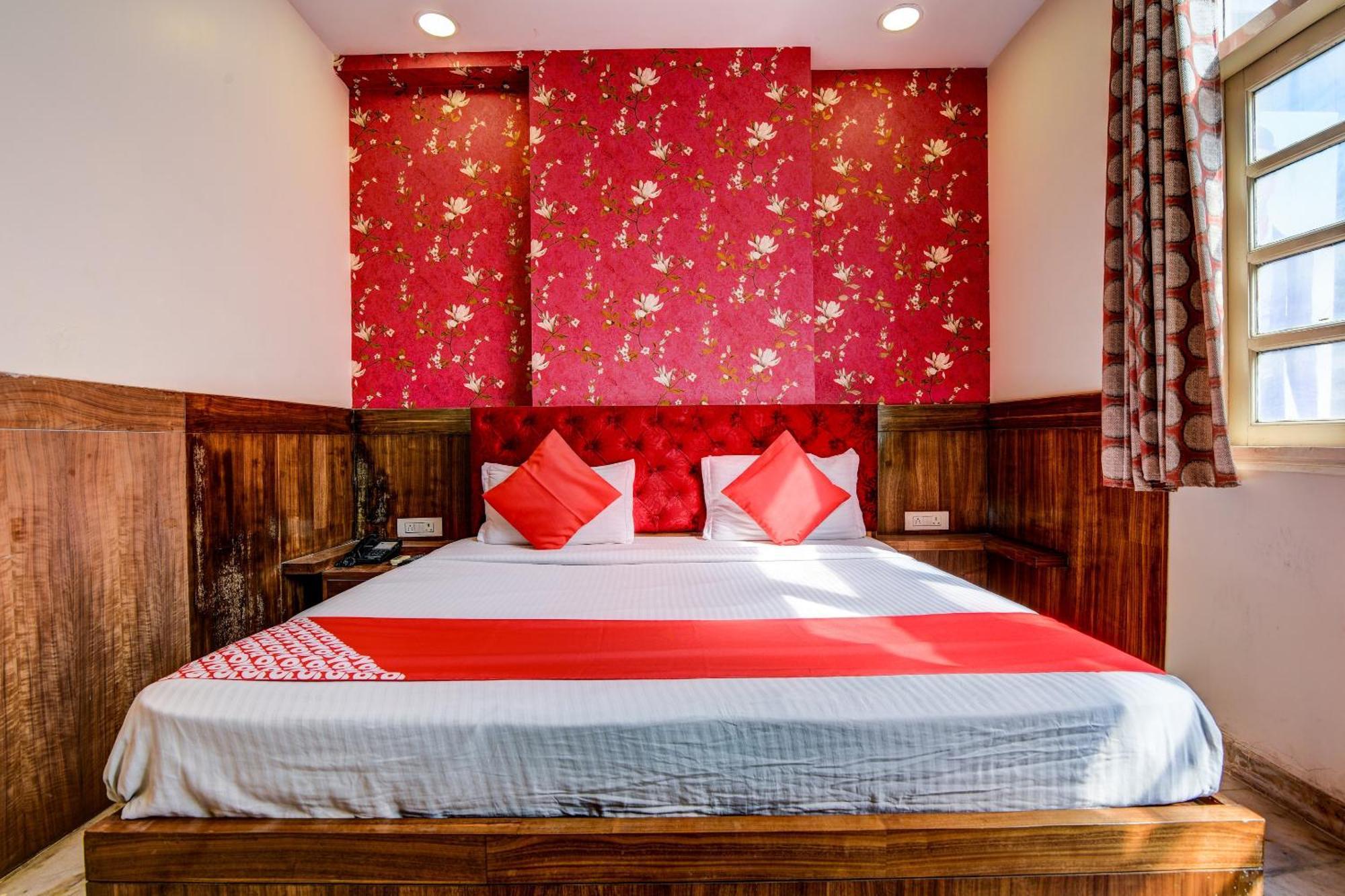 Rahul Palace By Golden Tree Near Metro Station And Ajmal Khan Market Nueva Delhi Exterior foto