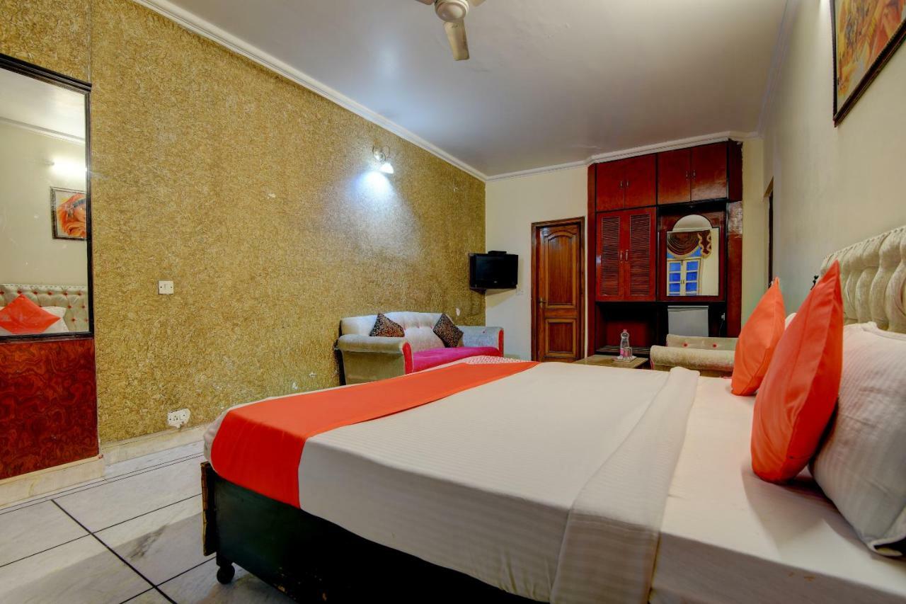 Rahul Palace By Golden Tree Near Metro Station And Ajmal Khan Market Nueva Delhi Exterior foto